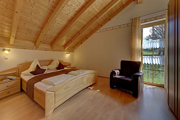 Schlafzimmer mit Doppelbett im Ferienhaus